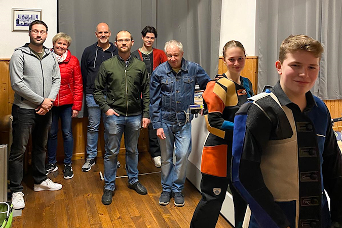 Andreas Bachl (mitte) beim Uebungsleitertraining beim Schützenverein "Burgfalken Saulburg"